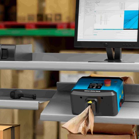 Kompakt, leistungsstark und intuitiv bedienbar: Die Hohlraumfüllmaschine FillPak® Mini lässt sich auf einem Tisch oder Regal platzieren.